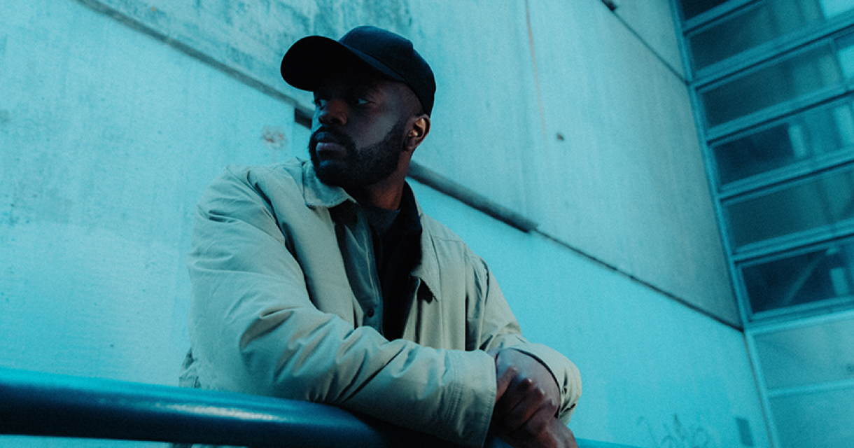 Alfa Mist in industrieel pand wat past bij zijn pure rauwe stijl.