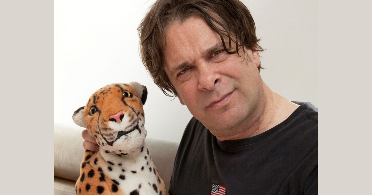 Hans Teeuwen met een knuffel luipaard Hans Teeuwen met een knuffel luipaard