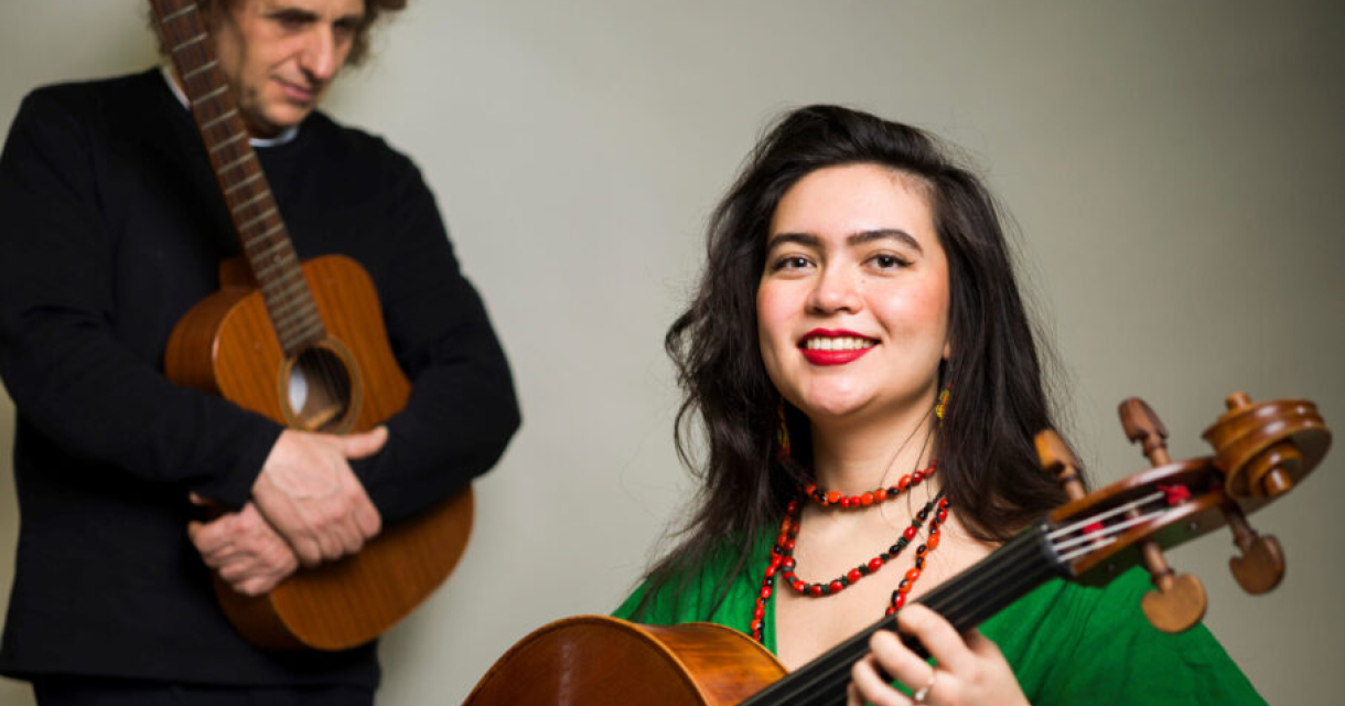 e Amsterdamse cellist en zangeres Chieko Donker en musicus Thijs Borsten met instrumenten Foto: Merlijn-Doomernik e Amsterdamse cellist en zangeres Chieko Donker en musicus Thijs Borsten met instrumenten Foto: Merlijn-Doomernik