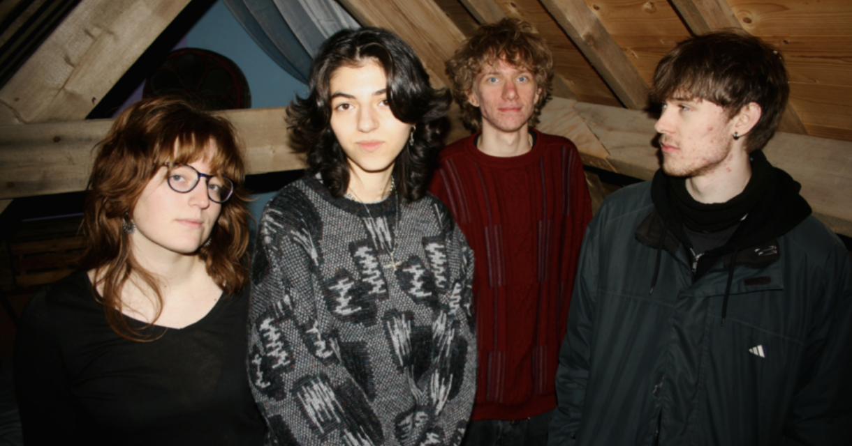 Band De Kakkerlakke, een foto op een zolder tussen balken wat past bij de stijl van de band die muziek maakt met een humoristische twist en een rauw randje.