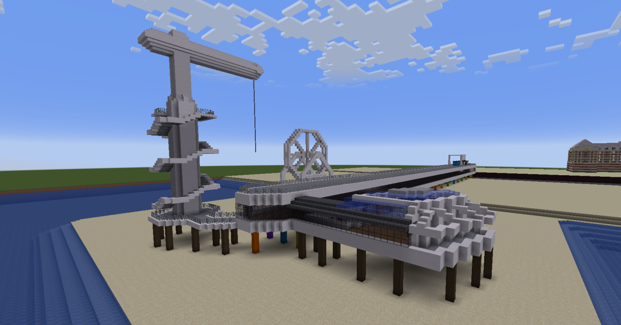 Digitale Minecraft-bouw van de Scheveningse Pier met toren en zeezicht