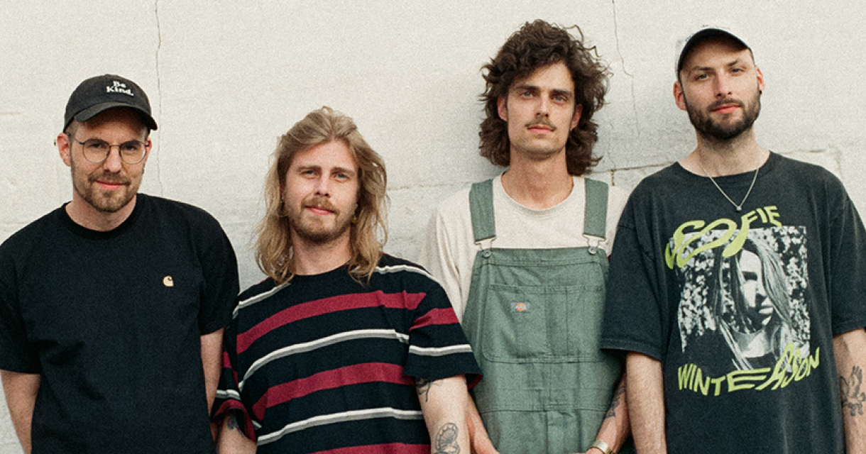 Bandfoto met de bandleden van Elephant in outfits die passend is bij hun rockgitaar muziek.