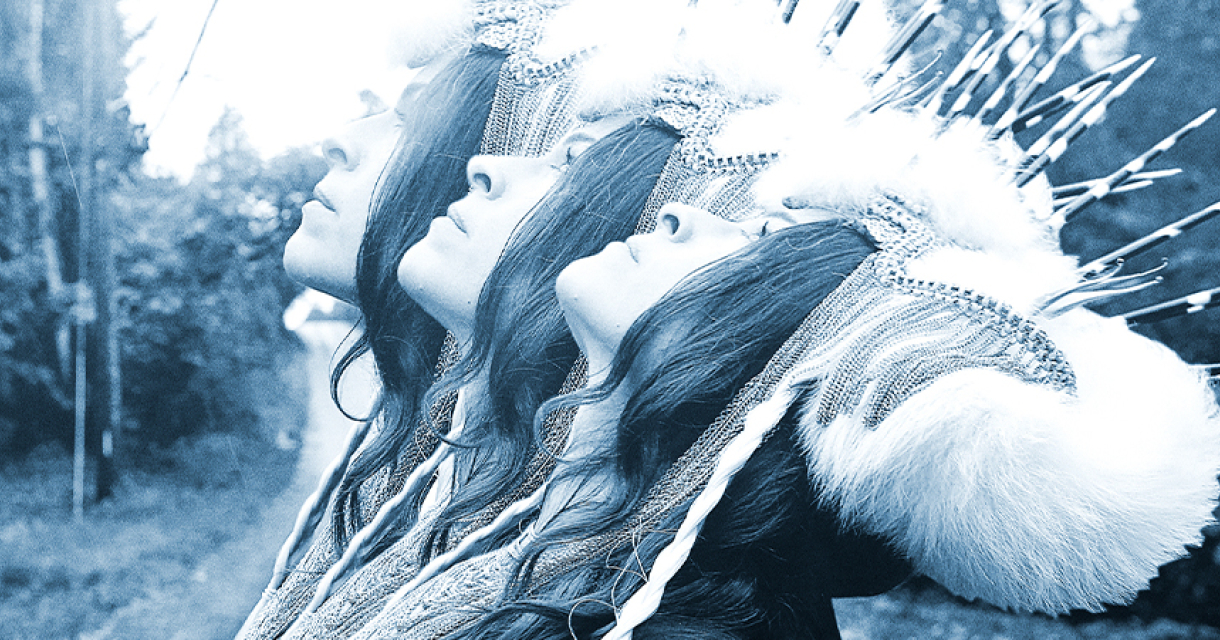 Portret van Jesca Hoop in kunstvorm met drie keer haar gezicht in elkaar overlopend en kleur en hoofdtooi met stekels wat past bij haar Indie folkstyle.