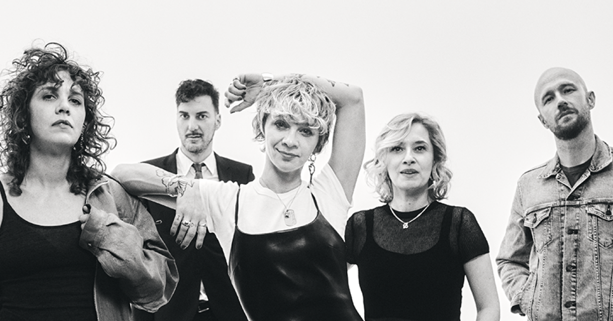 Bandfoto in zwart wit van Nederlandse popgroep Krezip die al sinds de jaren 90 bestaat.