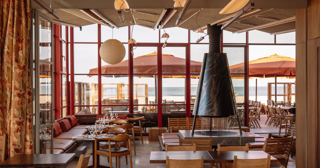 binnen bij hito beachclub gedeelte bij de haard