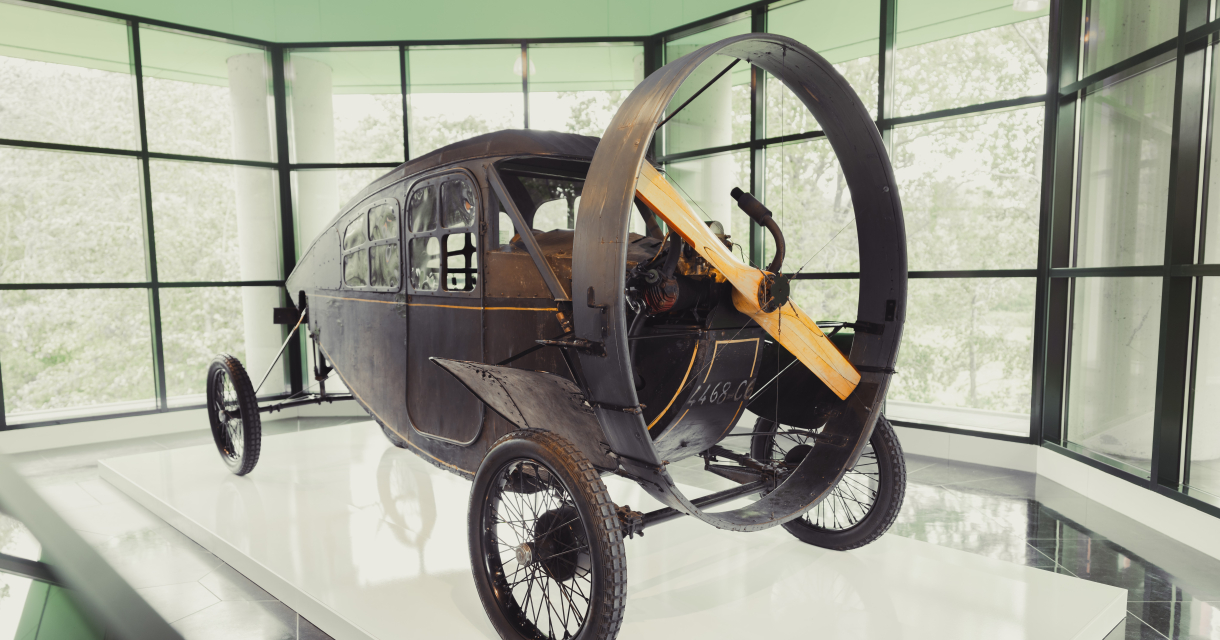 De spectaculaire Leyat Hélica 2H Conduite Intérieure uit 1921 op plateau in museum.