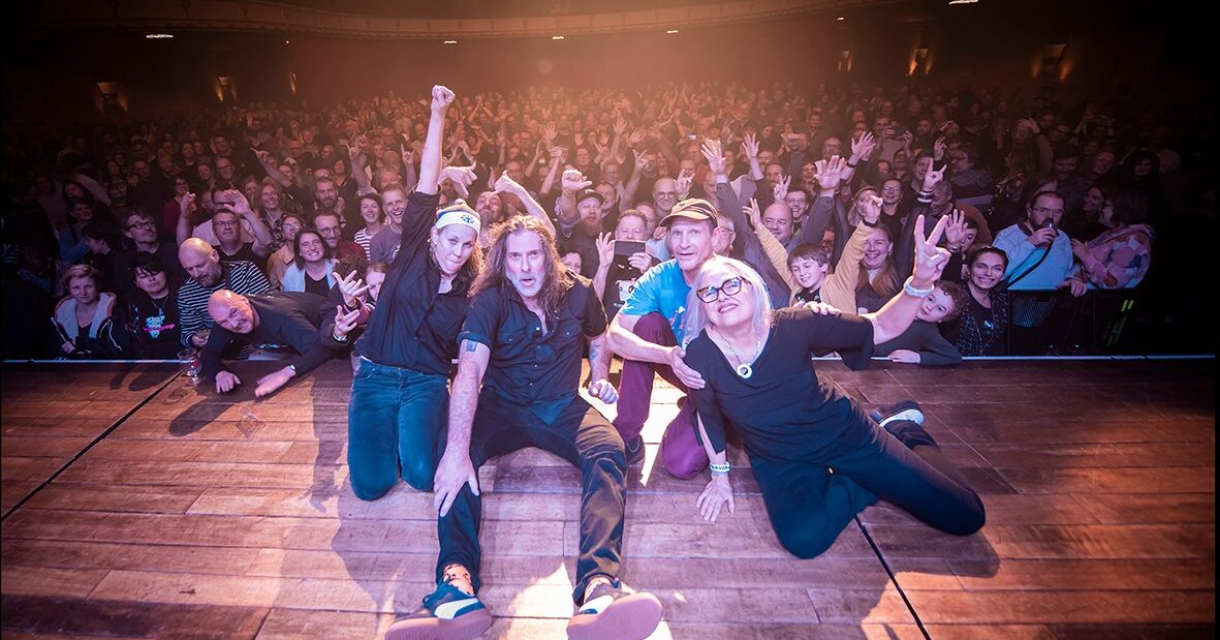 Band op podium met juichend publiek Band op podium met juichend publiek