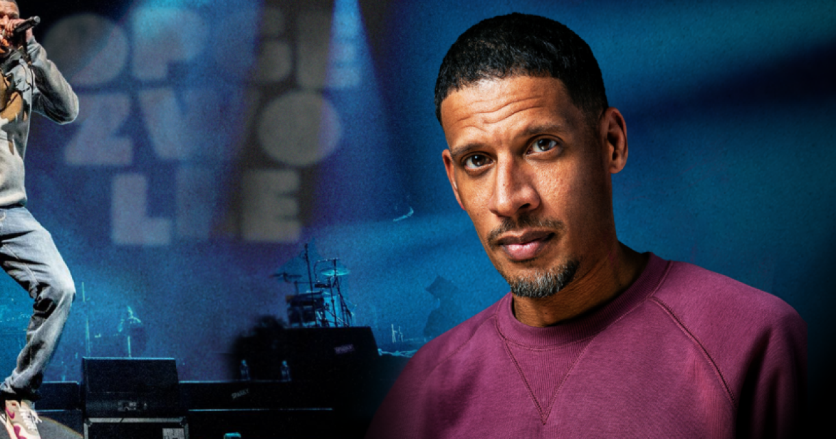 Banner van Rico van rapformatie Opgezwolle met portret en springend met microfoon op het podium.