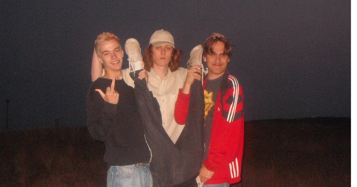Bandleden van hardrock nu-stoner band Shitman die rebels poseren.