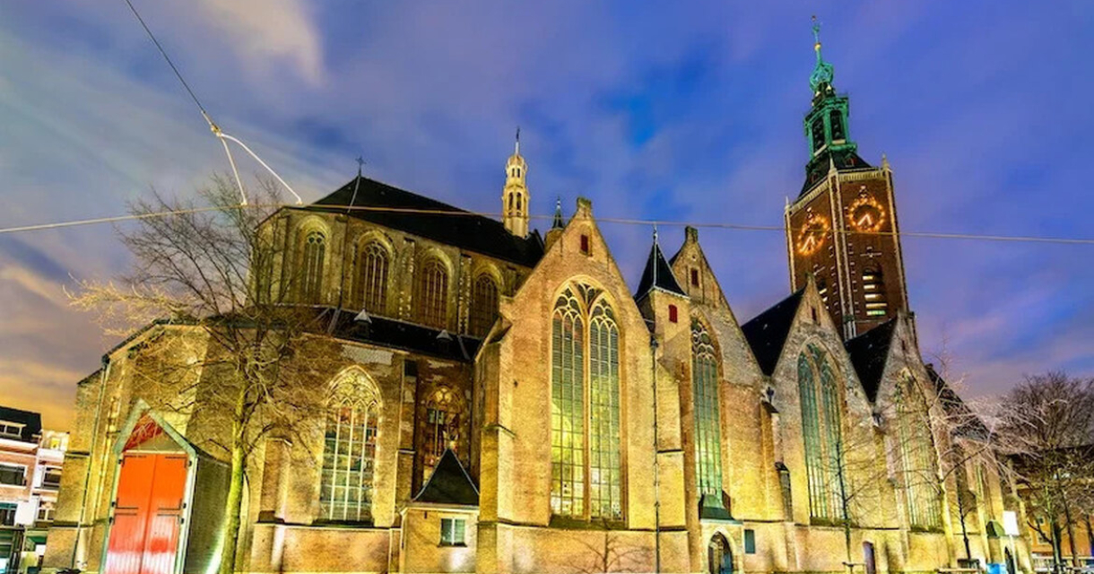 De Groter Kerk in Den Haag prachtig verlicht 