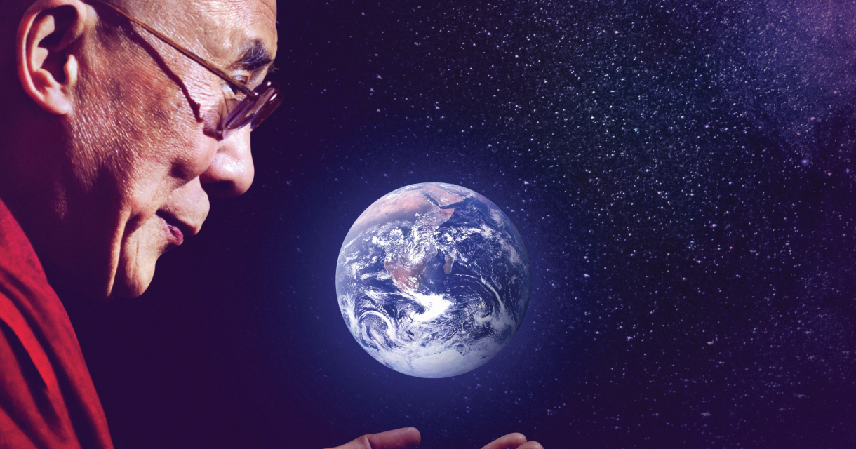 Filmposter met Dalai Lama die naar de aarde kijkt