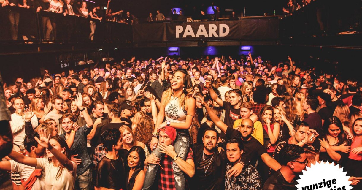 Zaal met dansende mensen in het Paard Zaal met dansende mensen in het Paard