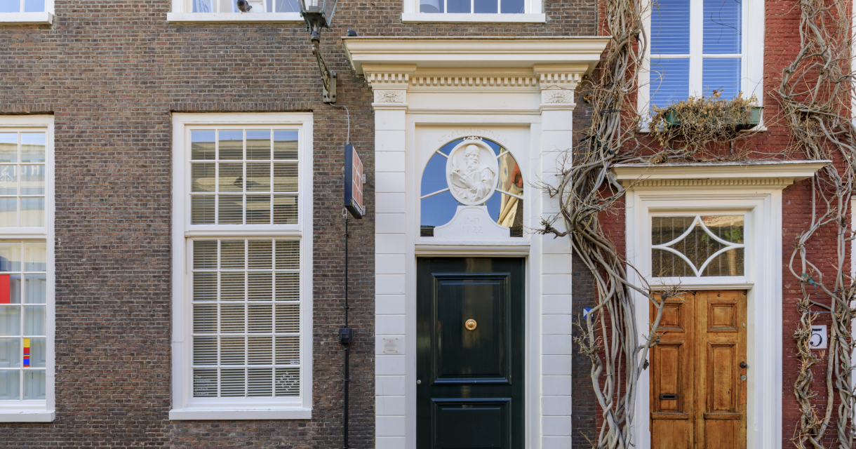 Achter deze onopvallende deur in het Hofkwartier bevindt zich de Oud-Katholieke schuilkerk in Den Haag