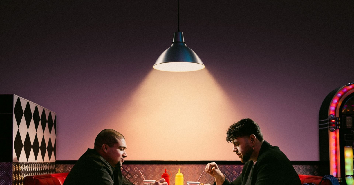 Twee mannen eten stil in een retro diner Twee mannen eten stil in een retro diner