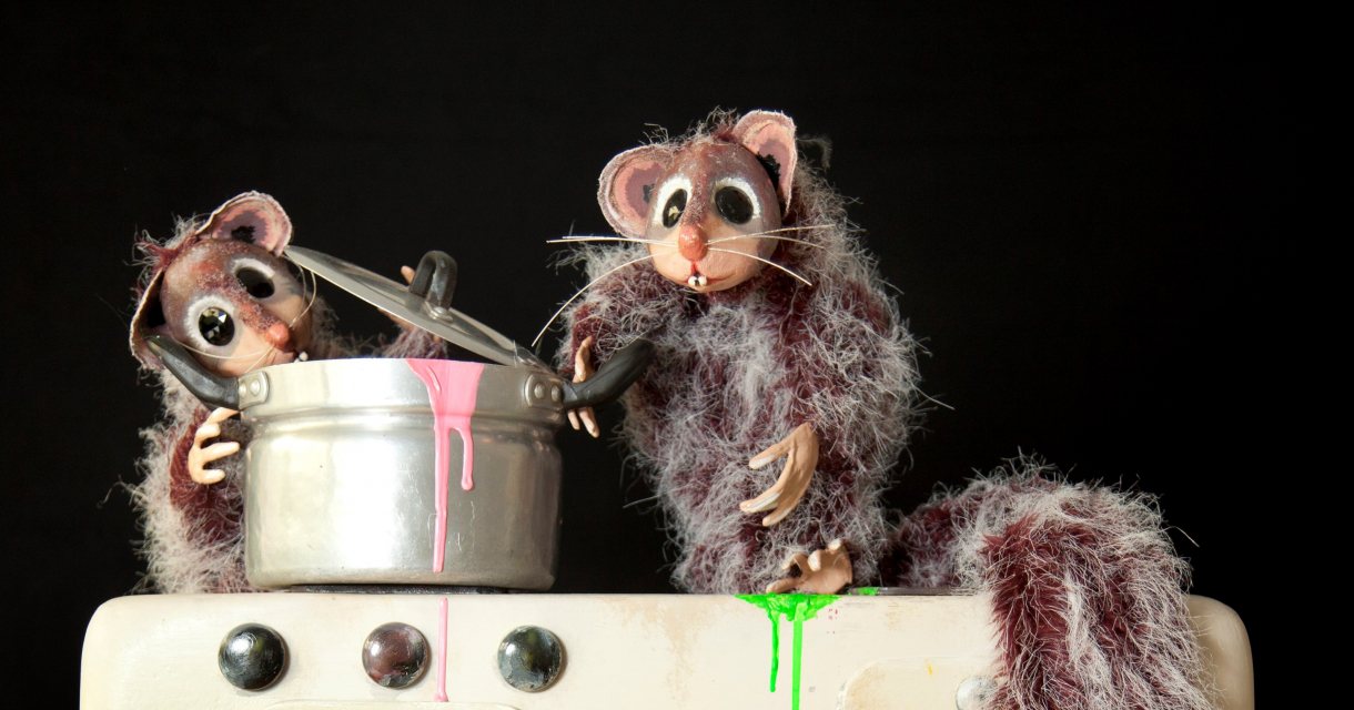 Twee poppenmuizen koken met gekleurde verf