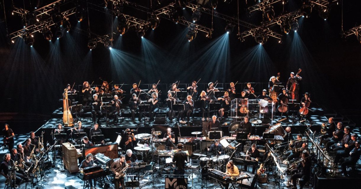 Op deze avond komen de werelden van DOMi & JD BECK, Metropole Orkest en Jules Buckley samen in het Amare (c) Reinout Bos Op deze avond komen de werelden van DOMi & JD BECK, Metropole Orkest en Jules Buckley samen in het Amare (c) Reinout Bos