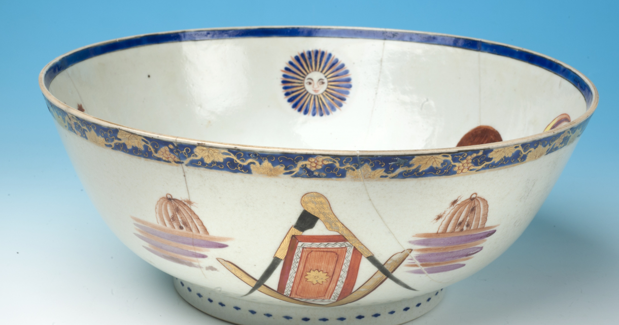 Punchkom van Chinees exportporselein met maçonnieke symbolen, ca. 1790 – 1800, polychrome decoratie met verguldsel. Foto: Paul Mellaart. Collectie Cultureel Maçonniek Centrum “Prins Frederik”, Den Haa Punchkom van Chinees exportporselein met maçonnieke symbolen, ca. 1790 – 1800, polychrome decoratie met verguldsel. Foto: Paul Mellaart. Collectie Cultureel Maçonniek Centrum “Prins Frederik”, Den Haa