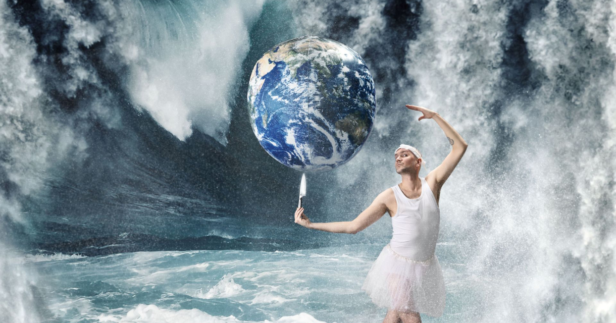 Een ballerina balanceert een wereldbol op haar vinger, omringd door kolkende golven en watervallen. Een ballerina balanceert een wereldbol op haar vinger, omringd door kolkende golven en watervallen.