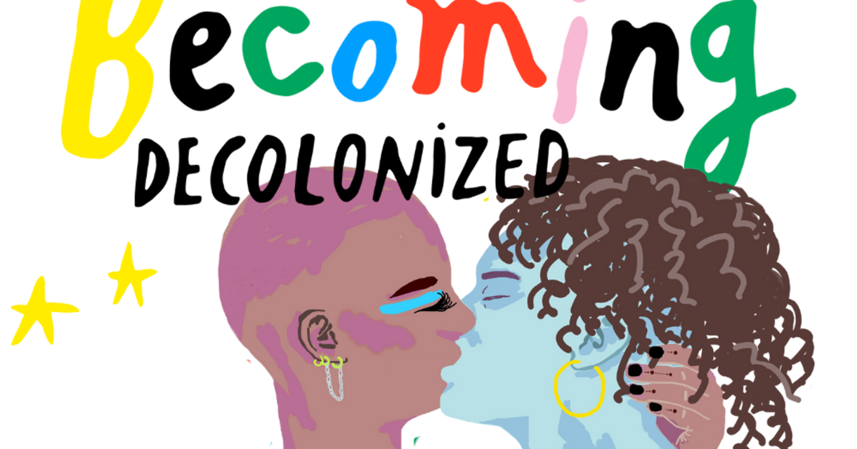 Twee personen kussen onder tekst ‘Becoming Decolonized’ Twee personen kussen onder tekst ‘Becoming Decolonized’