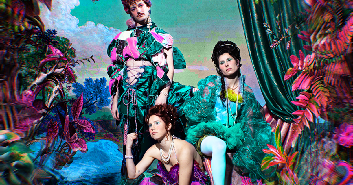Drie performers van Collectief Aqueerius in extravagante barok-wave kostuums poseren in een kleurrijke, fantasierijke setting. De visuele stijl is een mix van barok en popart Drie performers van Collectief Aqueerius in extravagante barok-wave kostuums poseren in een kleurrijke, fantasierijke setting. De visuele stijl is een mix van barok en popart