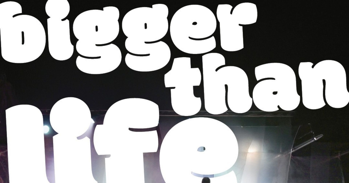 Witte titeltekst ‘Bigger than Life’ op zwarte achtergrond Witte titeltekst ‘Bigger than Life’ op zwarte achtergrond