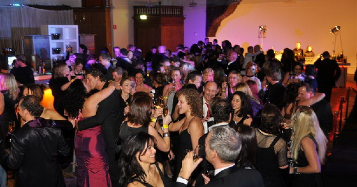 Vrijdagborrel - Het oud- en nieuwfeest - Cabaret! Vrijdagborrel - Het oud- en nieuwfeest - Cabaret!