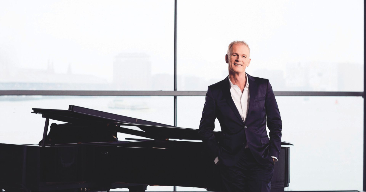 cor bakker bij een piano cor bakker bij een piano