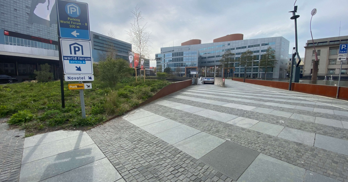 Straße mit Schildern für das Parken am World Forum