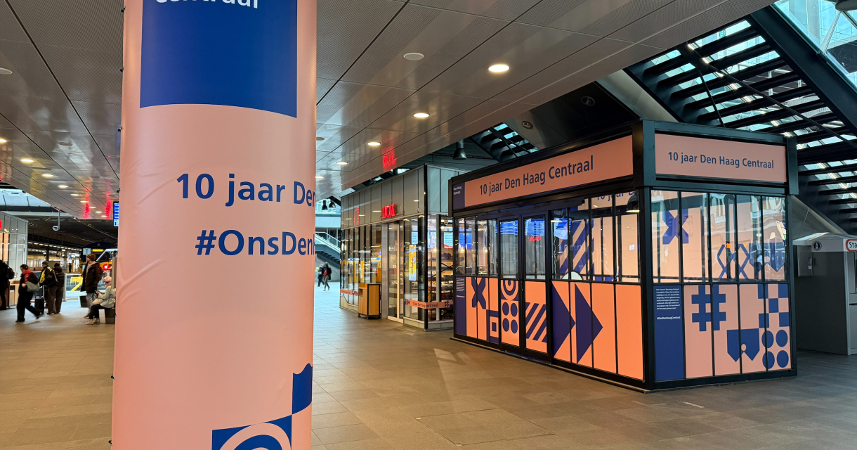 Ingang van Den Haag Centraal met een jubileumdecoratie.