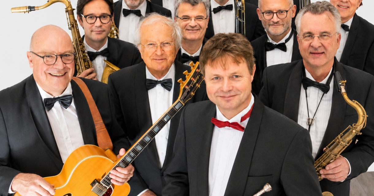 Twaalf muzikanten in zwart-witte outfits met instrumenten.