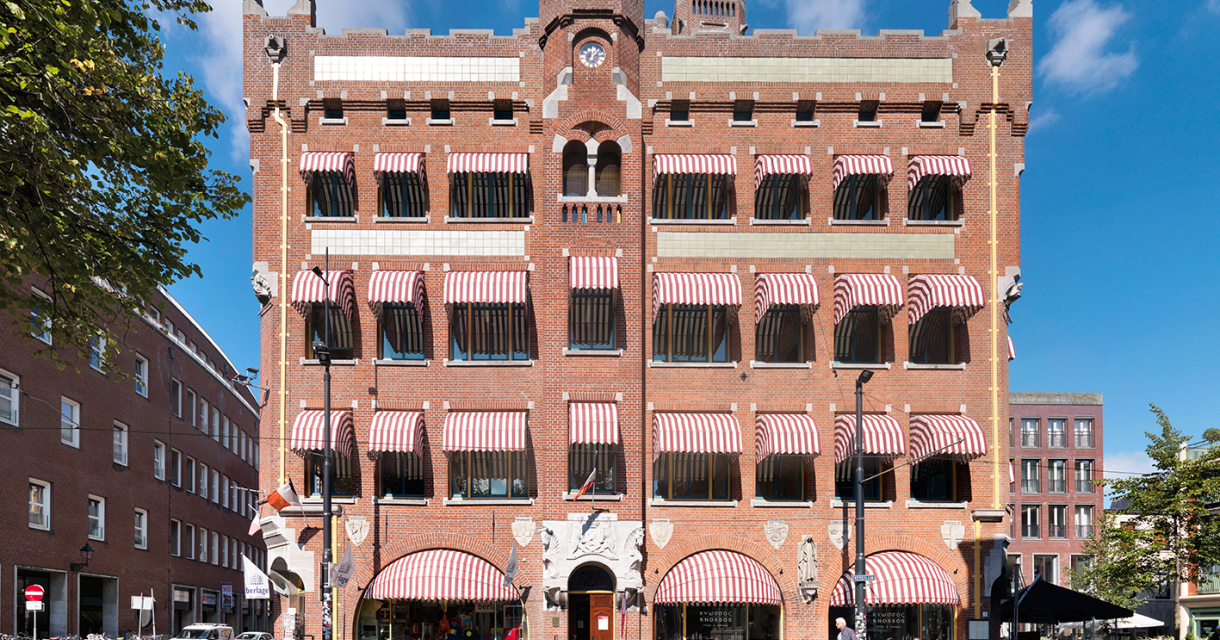 De voorkant van het Ibis Berlage hotel