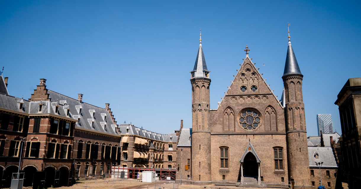Het verlaten Binnenhof en de Ridderzaal in de steigers tijdens de renovatie