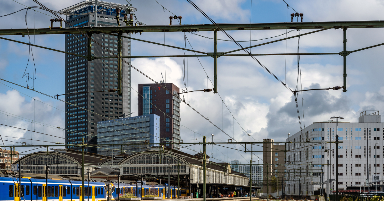 Uitzicht op het treinstation Den Haag met moderne architectuur.
