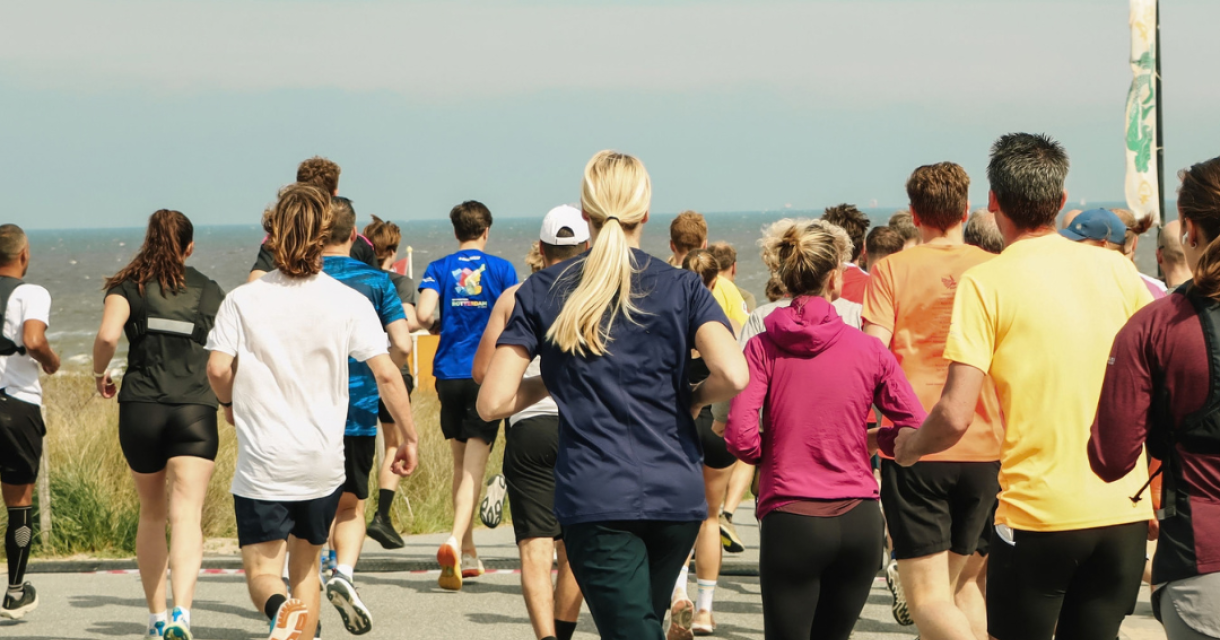 Groep hardlopers op de rug gezien