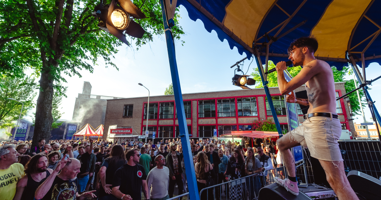 Publiek voor het podium bij het jaarlijkse fesival Kaderock bij en door Musicon