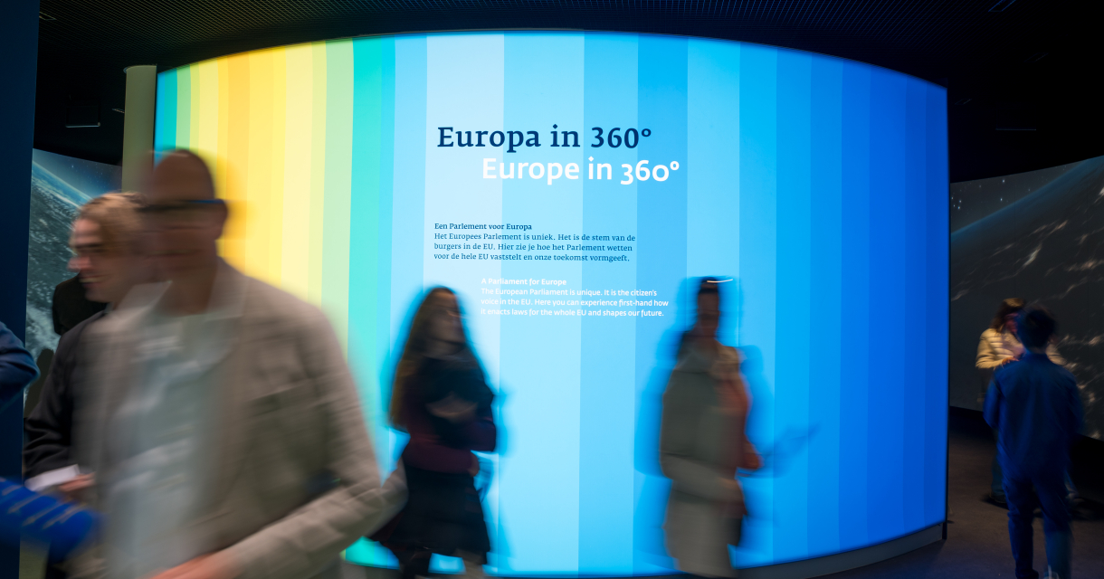 Visitors in an exhibition about Europe in 360 degrees.