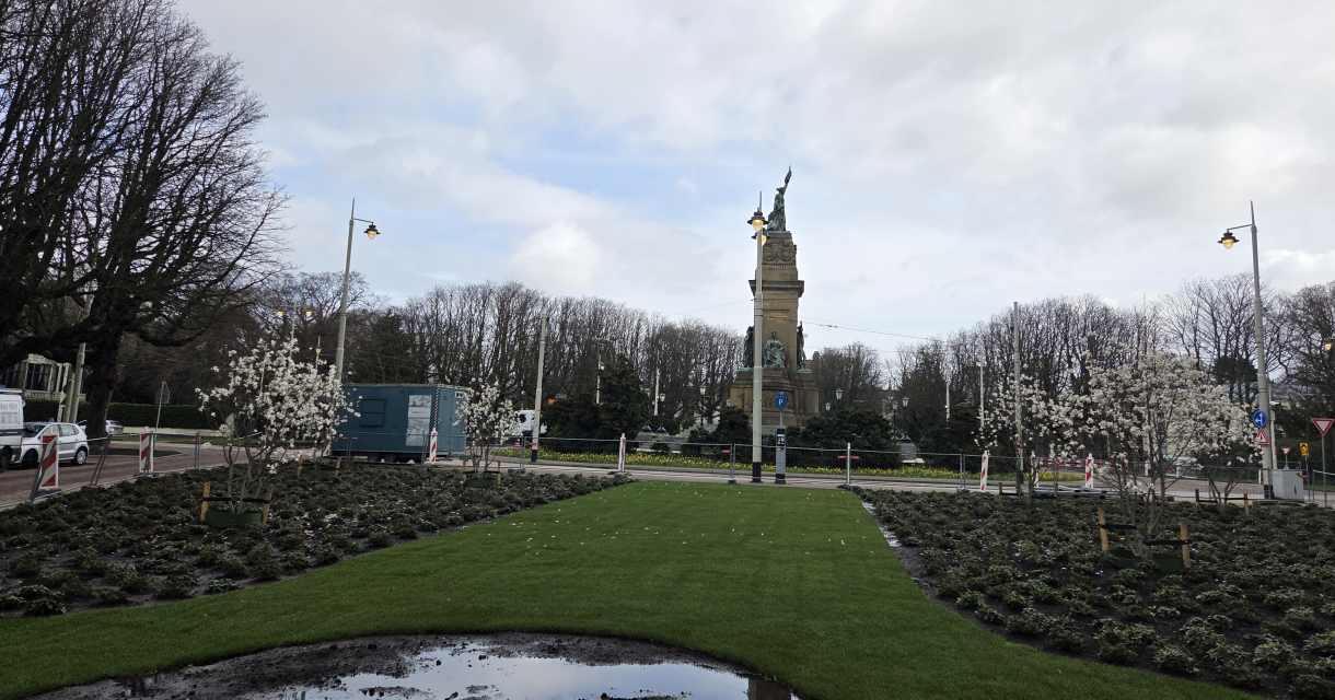 Plein 1813 vernieuwd met groen.