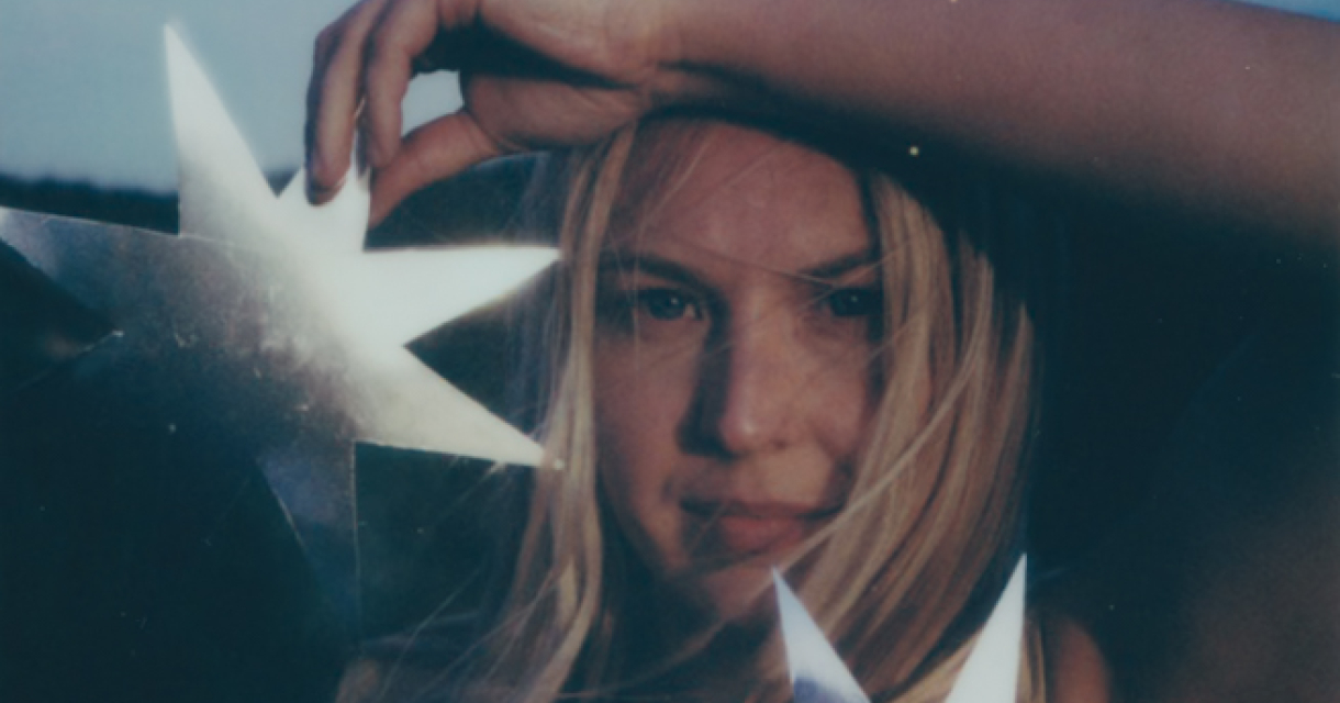 Lid van Haags duo Silver Lake die twee papieren sterren vasthoudt