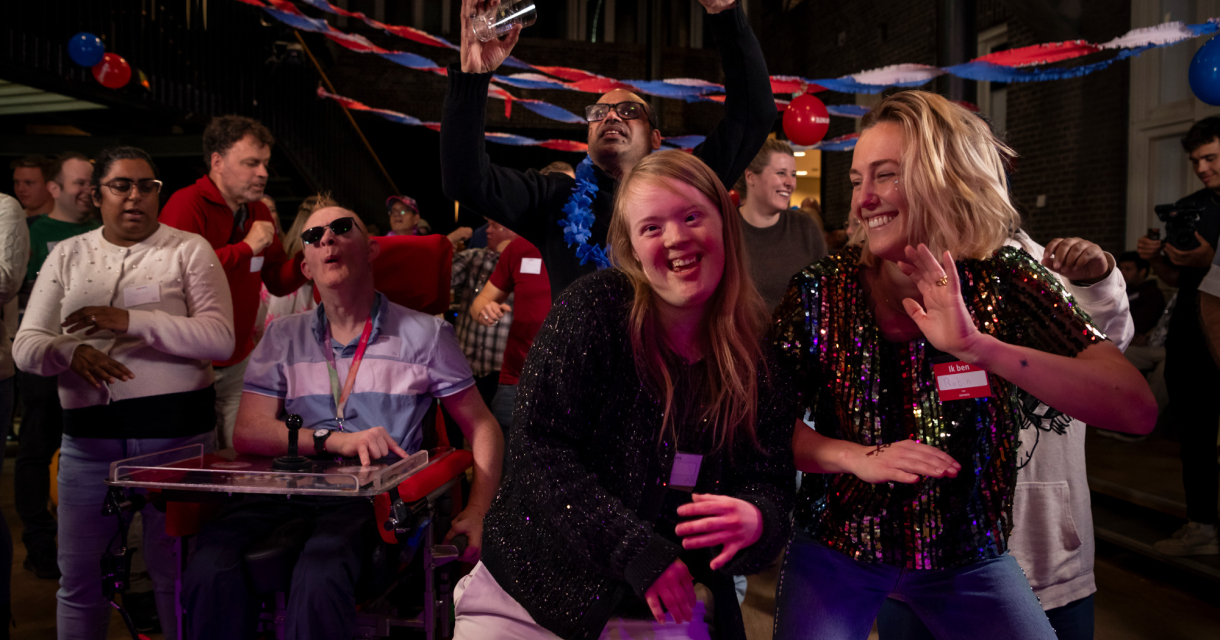 Mensen dansen en lachen op het ABCDate Muziekfeest