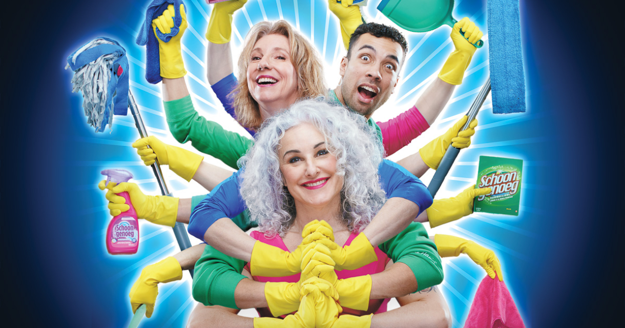 Drie mensen met schoonmaakmiddelen en -accessoires.