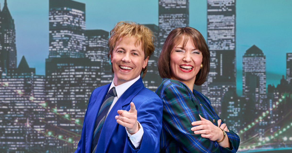 Cabaretduo Blauwe Vinkjes, Kevin van den Berg en Manon Blaauw, op het podium tijdens voorstelling Poeha