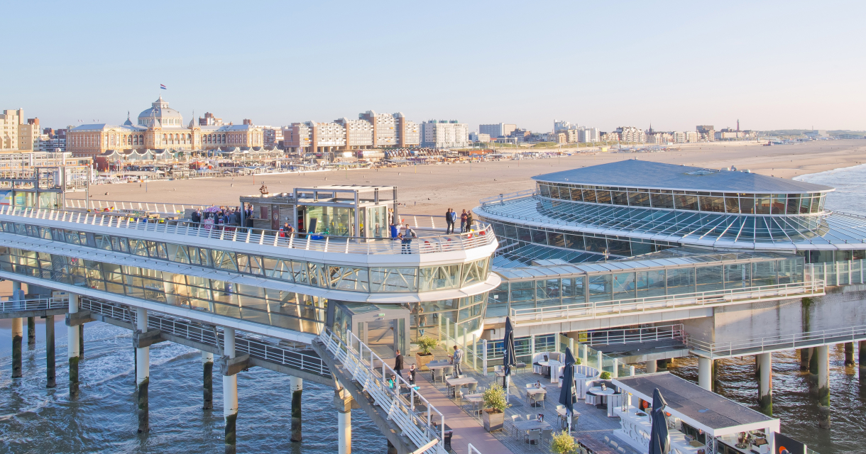 Uitzicht op de Pier en strand van Scheveningen vanaf de Noordzee