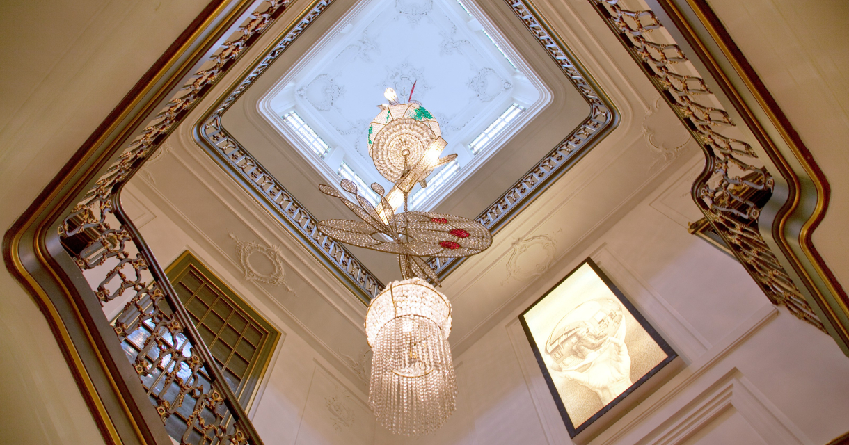 Doorkijk in het trappengat van museum Escher in het Paleis met een kroonluchter van Hans van Bentem
