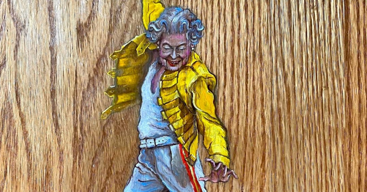 Een danser in een gele jas danst met een vrolijke glimlach.