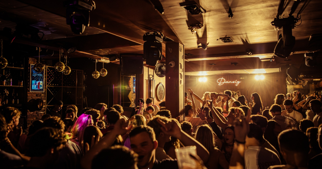 Drukke club met mensen die dansen en feesten