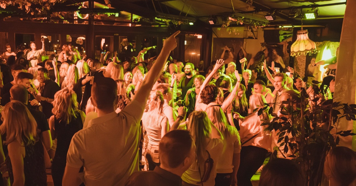 Iedereen danst op een levendige dansvloer.