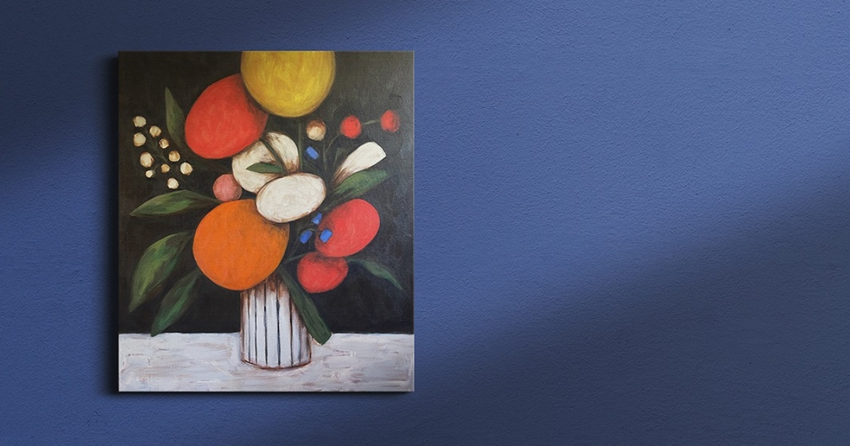 Maryse Kok - Imperfecte groei. Een vaas met kleurrijke bloemen en vruchten.
