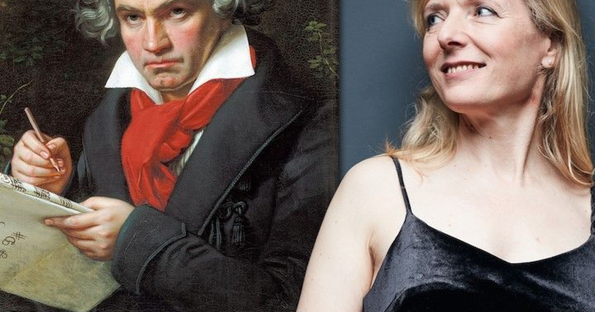 Beethoven's portret hangt naast een violiste die naar hem kijkt.