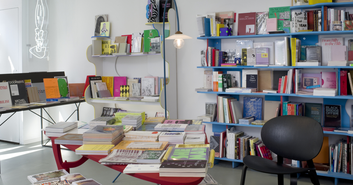 Stellingksten en tafels vol boeken bij bookshop Page Not Found