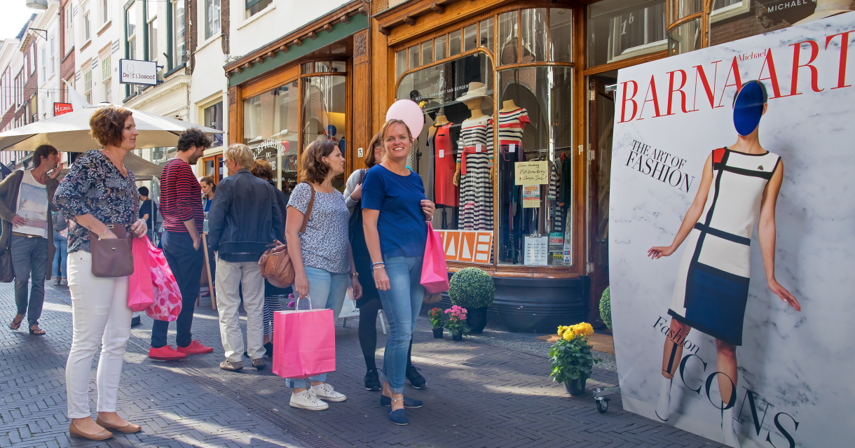 Winkelend publiek in de Papestraat in het Hofkwartier Den Haag